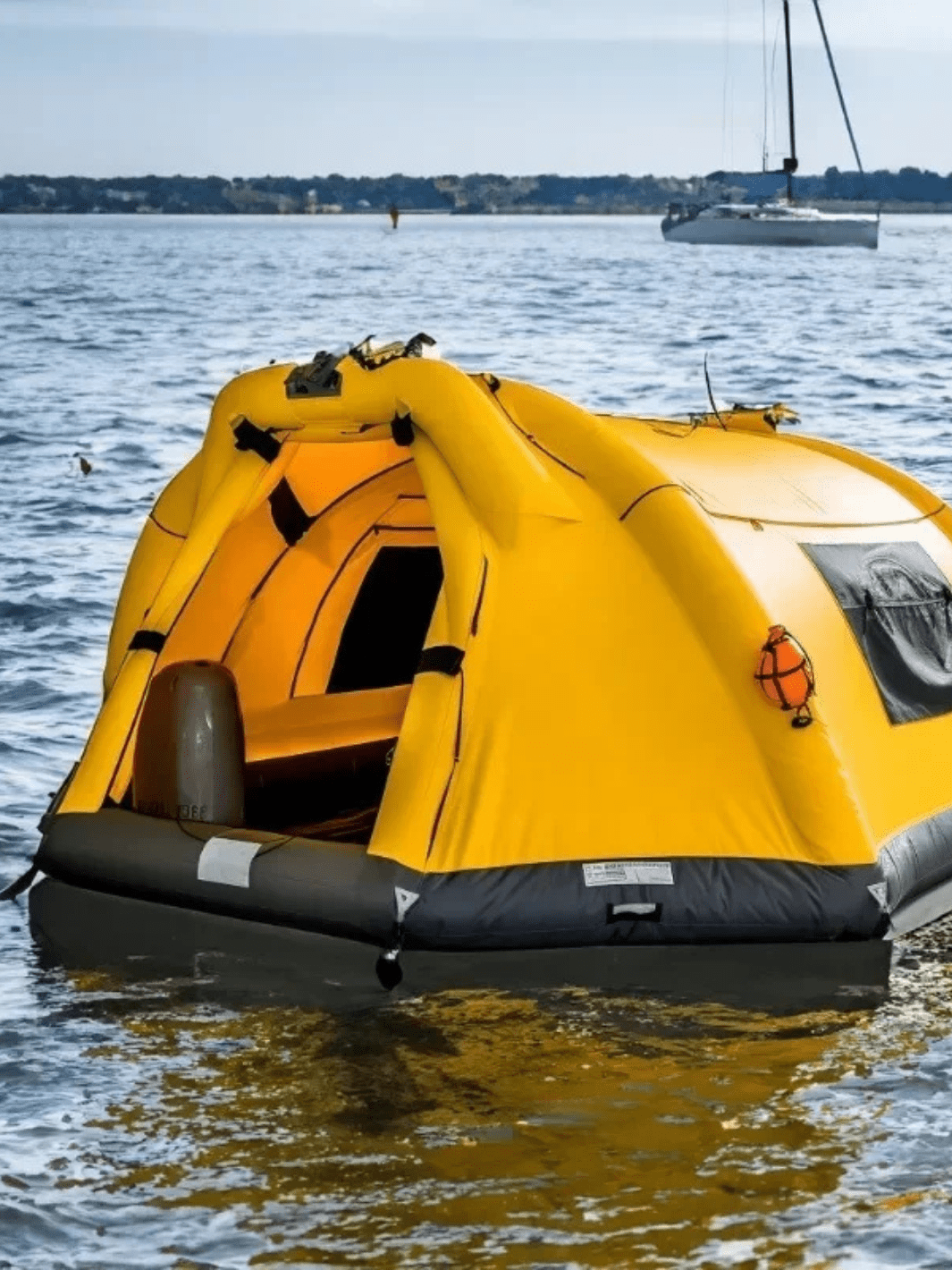 tente gonflable sur l'eau