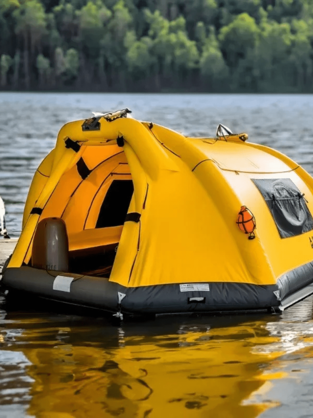 tente gonflable sur l'eau