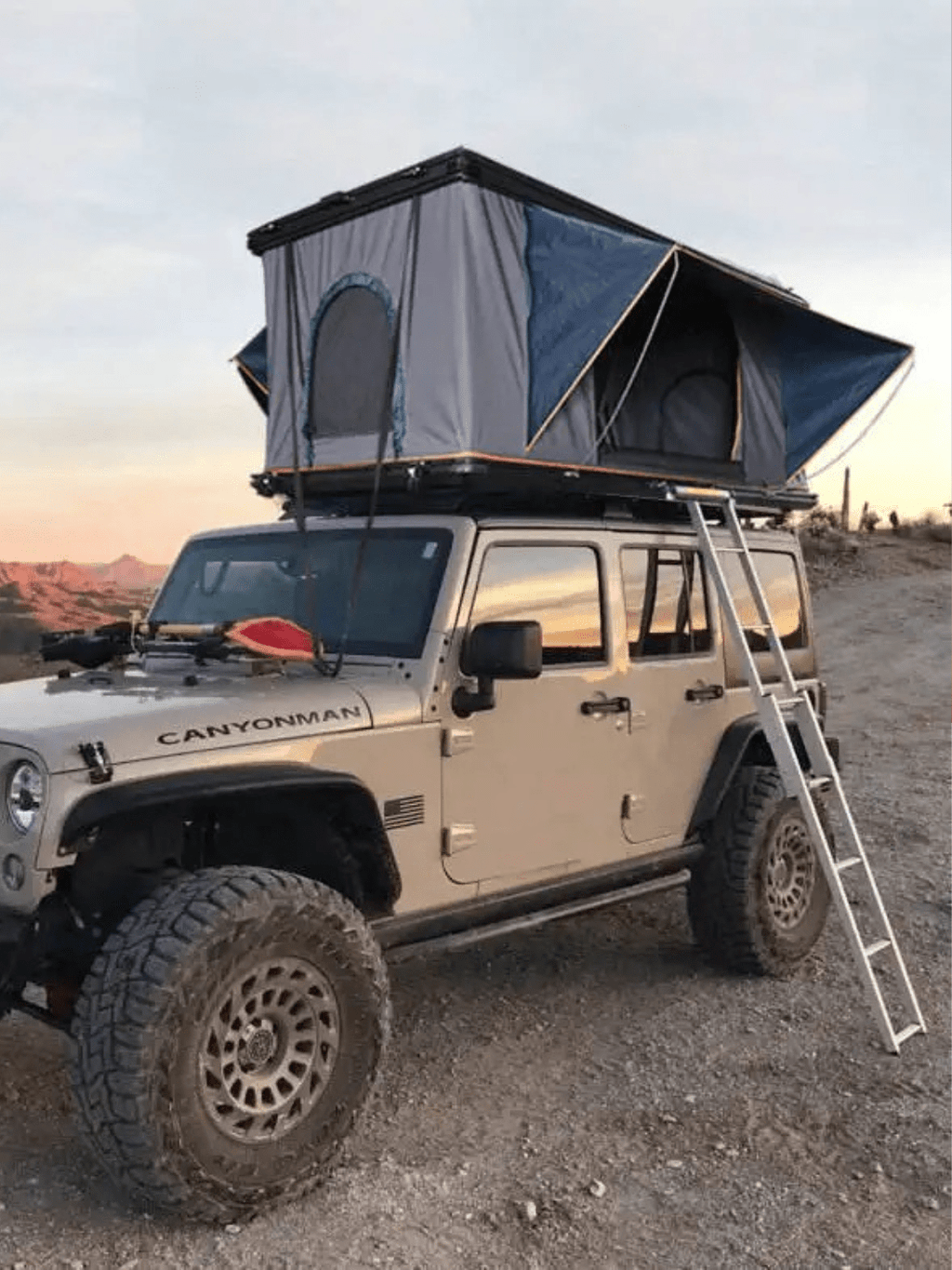 tente sur le toit de la voiture