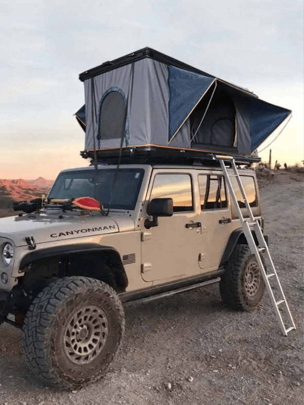 tente sur le toit de la voiture