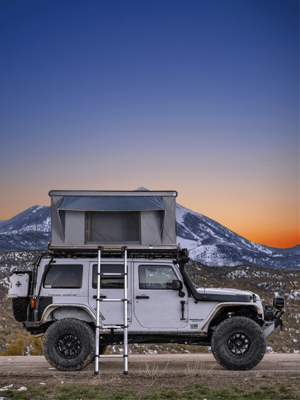 tente sur le toit de la voiture