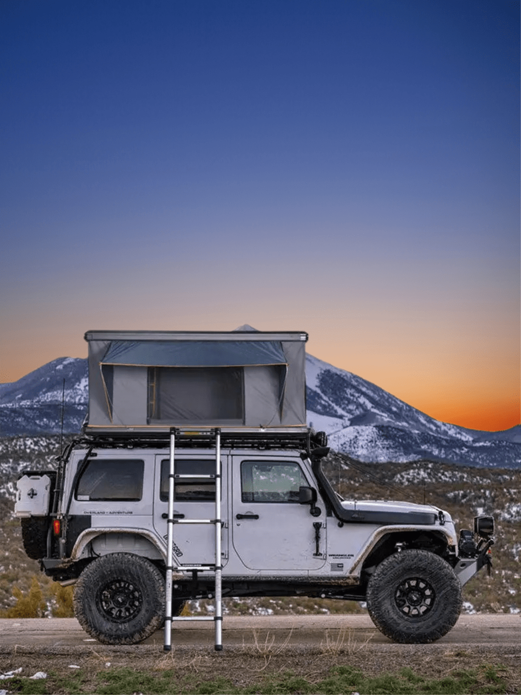 tente sur le toit de la voiture